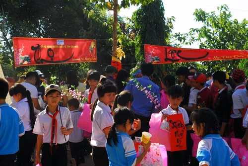 Các em học sinh trường Tiểu học và Trung học cơ sở Thạnh Trung nhận phần quà từ ban tổ chức