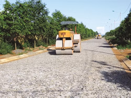 Các tuyến giao thông trọng điểm trên địa bàn huyện đã được nâng cấp, mở rộng, góp phần quan trọng vào việc thúc đẩy sản xuất phát triển