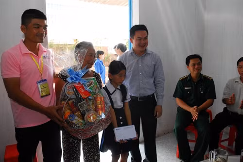 Lễ trao nhà nhân ái và phần quà cho gia đình em Hứa Thị Kim Cúc và bà Bùi Thị Tùng ở ấp Thạnh Tây, xã Lộc Tấn, huyện Lộc Ninh, tỉnh Bình Phước