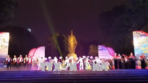 Biểu diễn chương trình nghệ thuật "Về Điện Biên, về miền Hoa Ban". Ảnh: Đinh Thuận - TTXVN