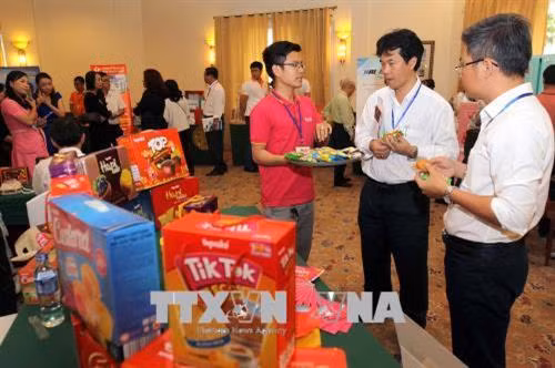 Khách tham quan tìm hiểu các sản phẩm của doanh nghiệp thuộc hội viên HUBA. Ảnh: Thanh Vũ-TTXVN