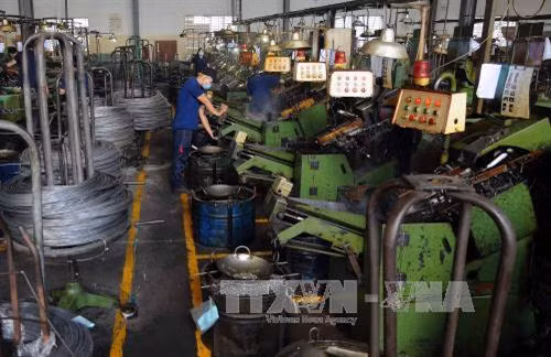 Dây chuyền sản xuất ốc vít tại nhà máy Công ty cổ phần sản xuất thương mại Vĩ Nam Việt (Khu công nghiệp Lê Minh Xuân, Huyện Bình Chánh, Thành phố Hồ Chí Minh). Ảnh: An Hiếu – TTXVN