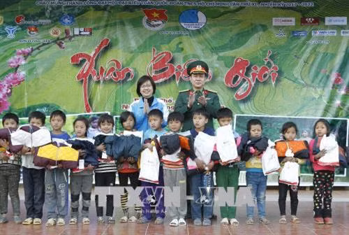 Ban Tổ chức với các em học sinh Trường Tiểu học Dàn San, xã Dào San, huyện Phong Thổ, tỉnh Lai Châu. Ảnh: Văn Điệp - TTXVN