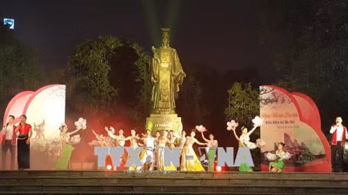 Biểu diễn chương trình nghệ thuật "Về Điện Biên, về miền Hoa Ban". Ảnh: Đinh Thuận - TTXVN