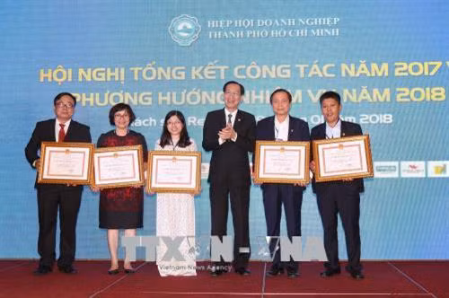 Phó Chủ tịch Thường trực UBND Thành phố Hồ Chí Minh Lê Thanh Liêm trao tặng Bằng khen của thành phố cho các tập thể, cá nhân có nhiều đóng góp tích cực trong hoạt động HUBA góp phần xây dựng và phát triển Thành phố Hồ Chí Minh. Ảnh: Thanh Vũ-TTXVN.