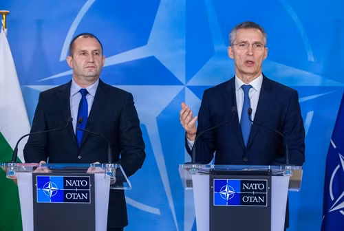 Tân Tổng thống Bulgaria Rumen Radev (trái) và Tổng Thư ký NATO Jens Stoltenberg (phải) tại cuộc họp báo tại trụ sở NATO ở Brussels, Bỉ ngày 31/1. EPA/TTXVN