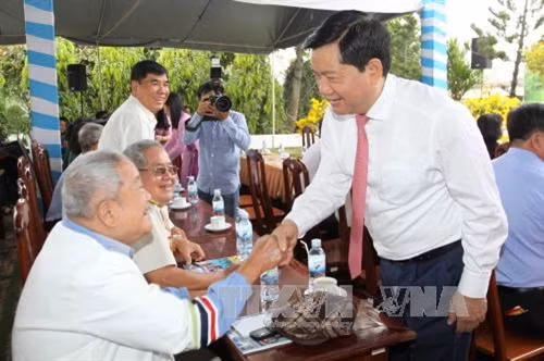 Bí thư Thành ủy Tp. Hồ Chí Đinh La Thăng với các đồng chí lão thành cách mạng chiến khu An Phú Đông. Ảnh: Thanh Vũ-TTXVN