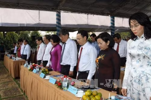 Lãnh đạo Tp.Hồ Chí Minh các thời kỳ, các mẹ VNAH và nhân dân An Phú Đông tưởng niệm Chủ tịch Hồ Chí Minh cùng các AHLS tại buổi họp mặt. Ảnh: Thanh Vũ-TTXVN