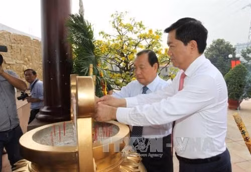 Bí thư Thành ủy Tp. Hồ Chí Đinh La Thăng dâng hương Chủ tịch Hồ Chí Minh và các AHLS. Ảnh: Thanh Vũ-TTXVN