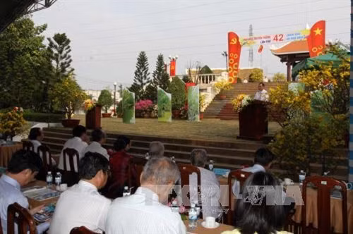 Đồng chí Trần Hữu Trí, Bí thư Quận ủy, Chủ tịch HĐND quận 12 ôn lại truyền thống Chiến khu An Phú Đông tại buổi họp mặt. Ảnh: Thanh Vũ-TTXVN