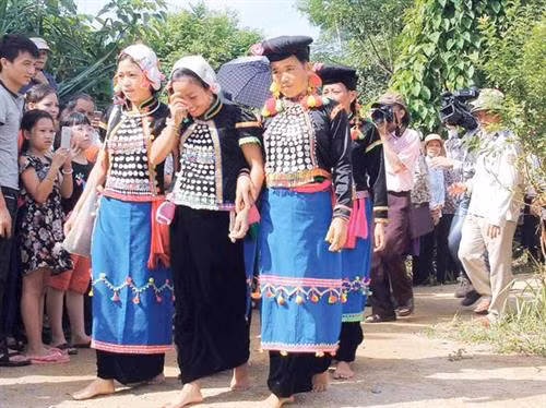 Cô dâu Si La trong trang phục truyền thống