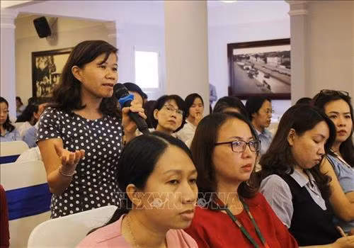Doanh nghiệp đặt câu hỏi tại Hội nghị. Ảnh: Xuân Anh – TTXVN