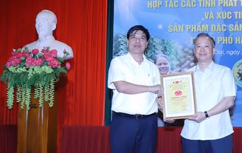 Phó Chủ tịch Thường trực Ủy ban Nhân dân Thành phố Hà Nội Nguyễn Văn Sửu đánh giá cao những nỗ lực của ngành Nông nghiệp Hà Nội và huyện Quốc Oai trong việc phát triển các nông sản, đặc sản có giá trị kinh tế cao, đặc biệt là sản phẩm nhãn chín muộn. Phó Chủ tịch Thường trực Ủy ban Nhân dân Thành phố Hà Nội Nguyễn Văn Sửu trao chứng nhận QR code truy xuất nguồn gốc sản phẩm nhãn chín muộn cho huyện Quốc Oai. Ký cam kết hợp tác các tỉnh phát triển sản xuất, quảng bá và xúc tiến tiêu thụ sản phẩm đặc sản nhãn chín muộn Hà Nội.
