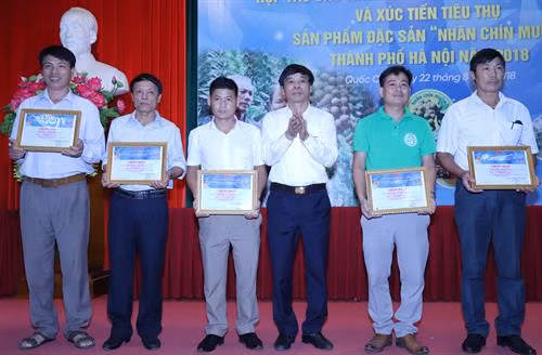 Lãnh đạo Sở Nông nghiệp và Phát triển nông thôn Hà Nội trao chứng nhận QR code truy xuất nguồn gốc đối với một số sản phẩm nông nghiệp trên địa bàn huyện Quốc Oai. Kiểm tra việc truy xuất nguồn gốc sản phẩm nhãn chín muộn của huyện Quốc Oai.