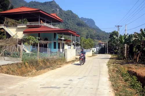 Đường giao thông nông thôn ở Yên Nguyên được bê tông hóa.