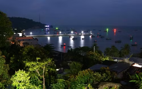 Công trình chiếu sáng khu công viên và bến tàu Lại Sơn (thay thế hệ thống đèn đường cũ) thuộc Chương trình “Thắp sáng đường quê”, nằm trong chuỗi hoạt động của Tháng “Tri ân khách hàng” vừa được Điện lực Rạch Giá hoàn thành.