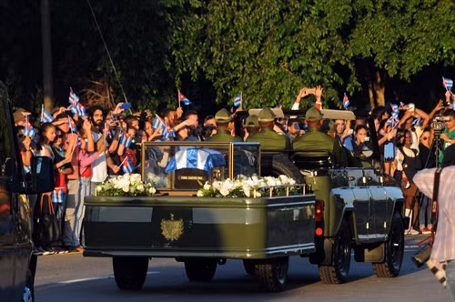 Người dân vĩnh biệt cố Lãnh tụ Fidel Castro khi đoàn xe tang mang tro cốt của ông đi qua Matanzas Malecon, ngày 30/11. AFP/TTXVN