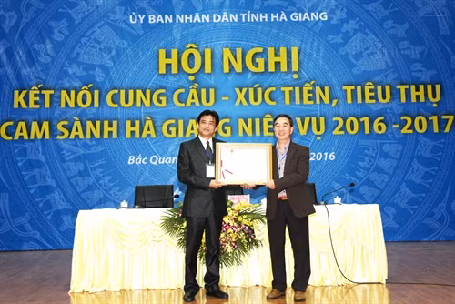 Tại hội nghị, lãnh đạo Cục Sở hữu trí tuệ - Bộ Công thương trao Giấy chứng nhận đăng ký chỉ dẫn địa lý cam sành Hà Giang cho Sở Nông nghiệp và Phát triển Nông thôn Hà Giang. Ảnh: Minh Tâm-TTXVN.