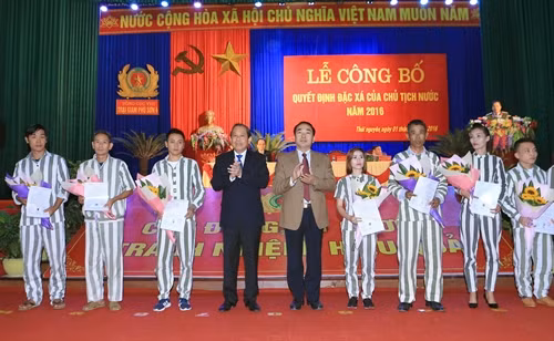 Phó Thủ tướng Thường trực Chính phủ Trương Hòa Bình trao Quyết định đặc xá của Chủ tịch nước năm 2016 cho các phạm nhân. Ảnh: Doãn Tấn – TTXVN