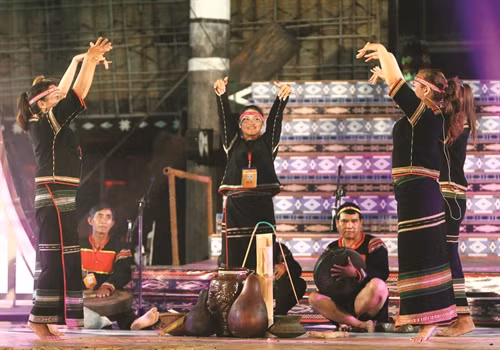 Với người Ê-đê, trong những bài hát, điệu múa cổ, không thể thiếu được hình ảnh quả bầu