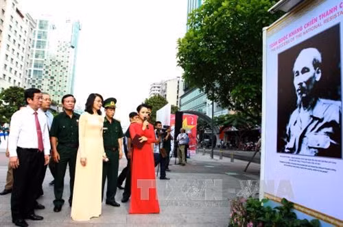 Các đại biểu tham quan triển lãm. Ảnh: Phương Vy – TTXVN