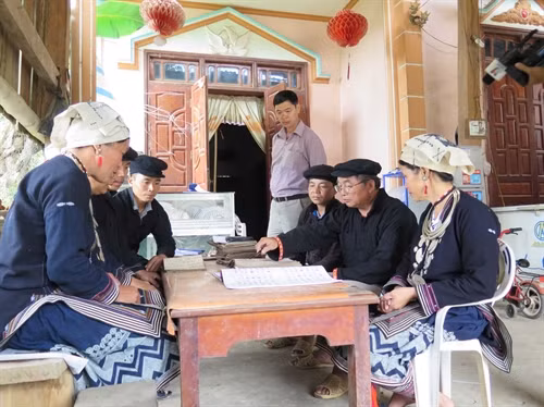 Các nghệ nhân truyền dạy văn hóa dân tộc.
