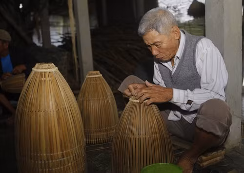 HTX đã phát triển lên trên 500 mẫu mã sản phẩm các loại như: đèn lồng các loại, khay, mâm, sọt rác, các loại rổ rá, nông cụ…
