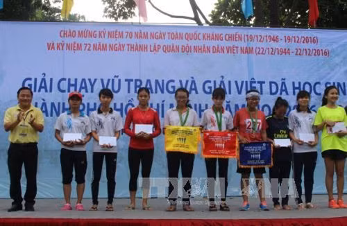 Trao thưởng cá nhân nội dung nữ học sinh. Ảnh: Xuân Dự - TTXVN
