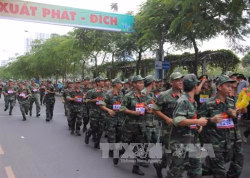 Các VĐV lực lượng vũ trang trên đường chạy. Ảnh: Xuân Dự - TTXVN