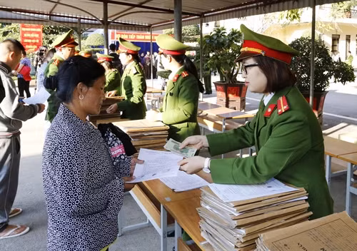 Sáng 1/12/2016, tại Trại giam Thanh Xuân, Hà Nội diễn ra Lễ Công bố Quyết định đặc xá của Chủ tịch nước. Trong ảnh: Các phạm nhận được đặc xá được cấp tiền ăn, tiền tàu xe và tiền lưu ký trước khi ra trại giam. Ảnh: An Đăng - TTXVN