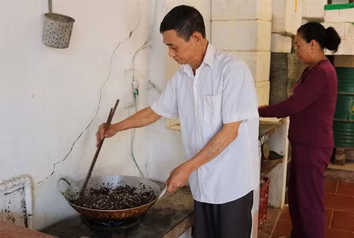 Nhân bánh tẻ gồm thịt nạc và thịt mỡ, mộc nhĩ, hành lá, hạt tiêu.