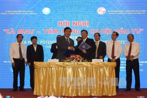 Chủ tịch UBND tỉnh Cà Mau Nguyễn Tiến Hải ký kết thỏa thuận hợp tác với Công ty Cổ phần Thủy điện Sông Lam. Ảnh: Thanh Vũ-TTXVN