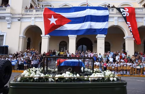 Người dân vĩnh biệt cố Lãnh tụ Fidel Castro khi đoàn xe tang mang tro cốt của ông đi qua Matanzas Malecon, ngày 30/11. AFP/TTXVN