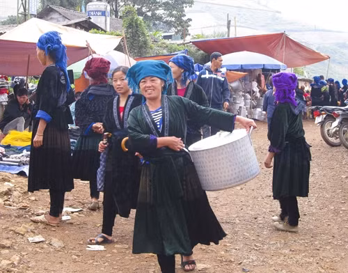 Khung cảnh tấp nập tại chợ phiên Xá Nhè.