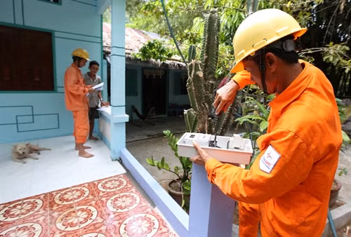 Điện lực Rạch Giá (Công ty Điện lực Kiên Giang) đã lắp đặt 1.750/1.950 công-tơ điện cho các hộ dân trên đảo.