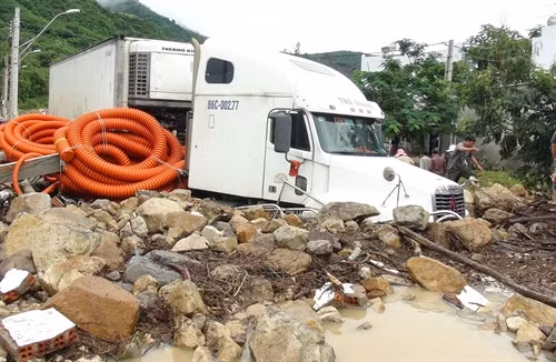 Chiếc xe container bị những tảng đá lớn đè xung quanh