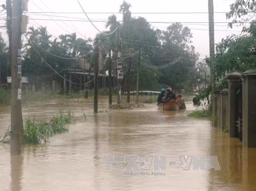 Lực lượng công an, bộ đội dùng ca nô máy cứu hộ người dân trên địa bàn huyện Mộ Đức (Quảng Ngãi) ngày 16/12. Ảnh: Phước Ngọc/TTXVN