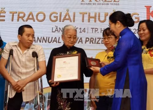 Phó Bí thư Thành ủy Võ Thị Dung trao giải thưởng Kova cho hạng mục Sống đẹp tôn vinh Làng Hòa Bình Từ Dũ với những việc làm tốt, có ích trong cuộc sống Ảnh: Phương Vy-TTXVN.