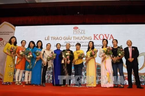 Phó Bí thư Thành ủy TPHCM Võ Thị Dung trao giải thưởng Kova cho hạng mục Sống đẹp tôn vinh Làng Hòa Bình Từ Dũ với những việc làm tốt, có ích trong cuộc sống Ảnh: Phương Vy-TTXVN