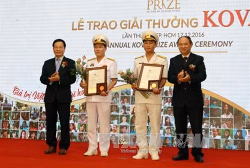 Ban tổ chức trao giải thưởng Kova cho hạng mục Sống đẹp tôn vinh các tấm gương tiêu biểu với những việc làm tốt, có ích trong cuộc sống. Ảnh: Phương Vy-TTXVN