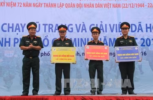 Trao giải cho các VĐV đạt thành tích. Ảnh: Xuân Dự - TTXVN