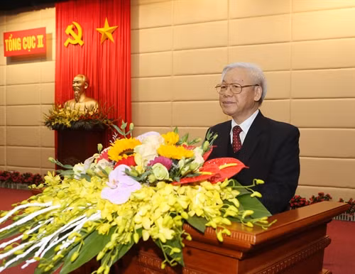 Tổng Bí thư Nguyễn Phú Trọng, Bí thư Quân ủy Trung ương nói chuyện với các đồng chí lãnh đạo chủ chốt Tổng cục II . Ảnh: Trí Dũng – TTXVN