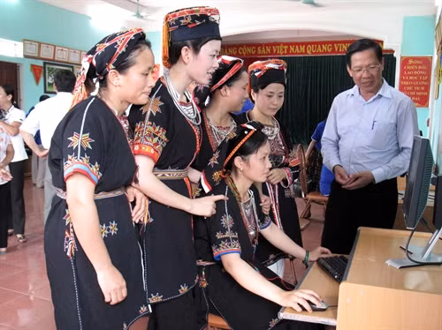 : Hướng dẫn đồng bào dân tộc thiểu số sử dụng Internet để nắm bắt khoa học kỹ thuật vào sản xuất.