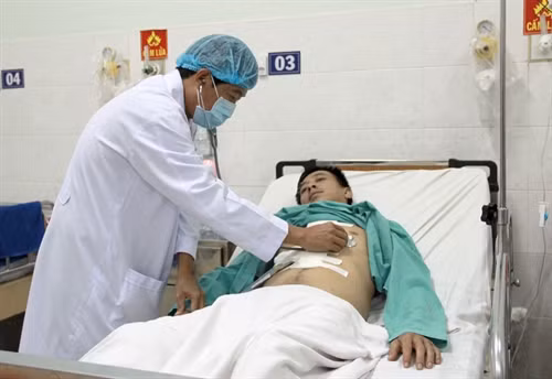 Bác sĩ bệnh viện Trưng Vương thăm khám cho bệnh nhân. Ảnh: Phương Vy-TTXVN