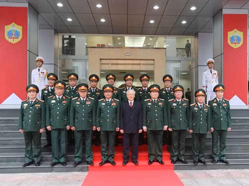 Tổng Bí thư Nguyễn Phú Trọng, Bí thư Quân ủy Trung ương chụp ảnh chung với các đồng chí lãnh đạo Tổng cục II. Ảnh: Trí Dũng – TTXVN