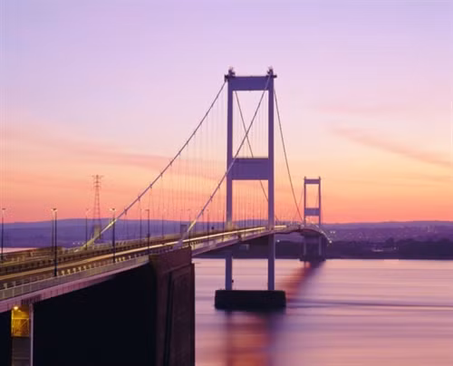Cầu Severn, Anh: Cầu Severn khai trương năm 1966 và được dự đoán giúp mở ra một kỷ nguyên mới cho nền kinh tế Nam Wales. Cầu thay thế phà Aust, với tuyến đường M4 chạy dọc tới tận năm 1996 khi đường sang Second Severn đi vào hoạt động. Ảnh: Daily Mail. Cầu Humber, Anh: Khi hoàn tất vào năm 1981, đây là cầu treo dài nhất thế giới, với lượng dây thép đủ dài để quấn quanh trái đất 1,5 vòng. Hiện nay, đây vẫn là cây cầu treo dài thứ 8 thế giới và là cầu loại này lớn nhất ở Anh. Ảnh: Deviantart. Cầu Danyang-Kunshan, Trung Quốc: Cầu Danyang-Kunshan gây ấn tượng không nhờ vẻ đẹp mà nhờ chiều dài lên tới 164 km, đi qua các đồng lúa, hồ nước và sông. Ảnh: Lazerhorse. Cầu Akashi Kaikyō, Nhật Bản: Khi 2 phà chở khách chìm ở eo biển Akashi vào năm 1955 khiến 168 người thiệt mạng, chính phủ Nhật Bản đã xây một cây cầu qua vùng nước dữ này. Đây là cầu treo có đoạn giữa dài nhất, với tổng chiều dài cầu là 3.911 m. Ảnh: Famouswonders. Cầu cạn Millau, Pháp: Nếu là người sợ độ cao, bạn đừng nên nhìn xuống khi đi qua cầu Millau. Với chiều cao 343 m, cây cầu này còn cao hơn cả tháp Eiffel. Millau do kiến trúc sư Norman Foster thiết kế, khai trương năm 2004 và đoạt giải Công trình xuất sắc năm 2006. Ảnh: Highestbridges. Cầu Somerset, Bermuda: Có lịch sử từ năm 1620, đây là cầu kéo nhỏ nhất thế giới còn hoạt động. Cầu chỉ đủ chỗ cho thuyền nhỏ đi qua, nhưng là niềm tự hào quốc gia và xuất hiện trên đồng 5 đôla của Bermuda. Ảnh: Amusingplanet. Cầu Swinford, Anh: Bắc ngang sông Thames ở Oxfordshire, cây cầu tuyệt đẹp này thuộc sở hữu tư nhân và các lái xe phải trả tiền (5 xu) để đi qua đây. Mỗi ngày có khoảng 10.000 người đi qua Swinford. Ảnh: Telegraph. Cầu Golden Gate, Mỹ: Cây cầu treo biểu tượng này đã xuất hiện trong vô số phim của Mỹ. Golden Gate là cây cầu được chụp ảnh nhiều nhất thế giới, và là một trong các kỳ quan của thế giới hiện đại do Hội kỹ sư dân dụng Mỹ bình chọn. Ảnh: Hdwallpaperspop. Cầu Eshima Ohashi, Nhật Bản: Được gọi là “cầu tàu lượn”, Eshima Ohashi bắc qua hồ Nakaumi khiến người nhìn có cảm giác cây cầu dựng đứng. Ảnh: Huffington Post. Cầu Sidu, Trung Quốc: Bắc qua thung lũng sâu 500 m ở tỉnh Hồ Bắc, cầu sông Sidu là cây cầu nằm ở độ cao lớn nhất thế giới, thông xe từ năm 2009. Ảnh: Extremenature/Blogspot. Cầu Royal Gorge, Mỹ: Là cầu treo nằm ở độ cao lớn nhất Mỹ, Royal Gorge bắc qua hẻm núi sâu 91 m ở Colorado và cho du khách chiêm ngưỡng dòng sông Arkansas hùng vĩ. Khai trương năm 1929, cây cầu không chỉ phục vụ giao thông mà còn trở thành điểm tham quan hút khách. Ảnh: Bridgehunter. Cầu qua hồ Pontchartrain, Mỹ: Cây cầu ở phía nam Louisiana này dài 38,6 km và đi qua một trong những hồ nước nổi tiếng nhất Mỹ, nơi tạo cảm hứng cho vô số tác phẩm văn học, âm nhạc và điện ảnh. Ảnh: CNN. Cầu Vasco da Gama, Bồ Đào Nha: Đây là cây cầu dài nhất châu Âu (gồm cả phần trên cạn), với chiều dài 17,2 km. Cây cầu được đặt theo tên nhà thám hiểm nổi tiếng của Bồ Đào Nha, người châu Âu đầu tiên tới Ấn Độ bằng đường biển. Cầu bắc qua sông Tagus gần Lisbon. Ảnh: Memoriaexpo98. Cầu Pons Fabricius, Italy: Đứng vững sau nhiều thế kỷ, cây cầu Pons Fabricius ở Rome được xây dựng năm 62 trước Công nguyên và là cây cầu cổ nhất thế giới. Ảnh: Pbase.
