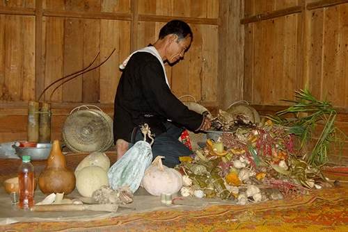 Thầy mo bản Púng Bon, xã Pa Thơm (huyện Điện Biên) chuẩn bị cho nghi lễ cúng “Tết hoa” - Tết cổ truyền của dân tộc Cống