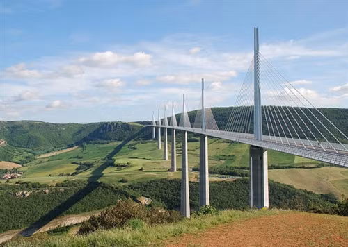Cầu Severn, Anh: Cầu Severn khai trương năm 1966 và được dự đoán giúp mở ra một kỷ nguyên mới cho nền kinh tế Nam Wales. Cầu thay thế phà Aust, với tuyến đường M4 chạy dọc tới tận năm 1996 khi đường sang Second Severn đi vào hoạt động. Ảnh: Daily Mail. Cầu Humber, Anh: Khi hoàn tất vào năm 1981, đây là cầu treo dài nhất thế giới, với lượng dây thép đủ dài để quấn quanh trái đất 1,5 vòng. Hiện nay, đây vẫn là cây cầu treo dài thứ 8 thế giới và là cầu loại này lớn nhất ở Anh. Ảnh: Deviantart. Cầu Danyang-Kunshan, Trung Quốc: Cầu Danyang-Kunshan gây ấn tượng không nhờ vẻ đẹp mà nhờ chiều dài lên tới 164 km, đi qua các đồng lúa, hồ nước và sông. Ảnh: Lazerhorse. Cầu Akashi Kaikyō, Nhật Bản: Khi 2 phà chở khách chìm ở eo biển Akashi vào năm 1955 khiến 168 người thiệt mạng, chính phủ Nhật Bản đã xây một cây cầu qua vùng nước dữ này. Đây là cầu treo có đoạn giữa dài nhất, với tổng chiều dài cầu là 3.911 m. Ảnh: Famouswonders. Cầu cạn Millau, Pháp: Nếu là người sợ độ cao, bạn đừng nên nhìn xuống khi đi qua cầu Millau. Với chiều cao 343 m, cây cầu này còn cao hơn cả tháp Eiffel. Millau do kiến trúc sư Norman Foster thiết kế, khai trương năm 2004 và đoạt giải Công trình xuất sắc năm 2006. Ảnh: Highestbridges. Cầu Somerset, Bermuda: Có lịch sử từ năm 1620, đây là cầu kéo nhỏ nhất thế giới còn hoạt động. Cầu chỉ đủ chỗ cho thuyền nhỏ đi qua, nhưng là niềm tự hào quốc gia và xuất hiện trên đồng 5 đôla của Bermuda. Ảnh: Amusingplanet. Cầu Swinford, Anh: Bắc ngang sông Thames ở Oxfordshire, cây cầu tuyệt đẹp này thuộc sở hữu tư nhân và các lái xe phải trả tiền (5 xu) để đi qua đây. Mỗi ngày có khoảng 10.000 người đi qua Swinford. Ảnh: Telegraph. Cầu Golden Gate, Mỹ: Cây cầu treo biểu tượng này đã xuất hiện trong vô số phim của Mỹ. Golden Gate là cây cầu được chụp ảnh nhiều nhất thế giới, và là một trong các kỳ quan của thế giới hiện đại do Hội kỹ sư dân dụng Mỹ bình chọn. Ảnh: Hdwallpaperspop. Cầu Eshima Ohashi, Nhật Bản: Được gọi là “cầu tàu lượn”, Eshima Ohashi bắc qua hồ Nakaumi khiến người nhìn có cảm giác cây cầu dựng đứng. Ảnh: Huffington Post. Cầu Sidu, Trung Quốc: Bắc qua thung lũng sâu 500 m ở tỉnh Hồ Bắc, cầu sông Sidu là cây cầu nằm ở độ cao lớn nhất thế giới, thông xe từ năm 2009. Ảnh: Extremenature/Blogspot. Cầu Royal Gorge, Mỹ: Là cầu treo nằm ở độ cao lớn nhất Mỹ, Royal Gorge bắc qua hẻm núi sâu 91 m ở Colorado và cho du khách chiêm ngưỡng dòng sông Arkansas hùng vĩ. Khai trương năm 1929, cây cầu không chỉ phục vụ giao thông mà còn trở thành điểm tham quan hút khách. Ảnh: Bridgehunter. Cầu qua hồ Pontchartrain, Mỹ: Cây cầu ở phía nam Louisiana này dài 38,6 km và đi qua một trong những hồ nước nổi tiếng nhất Mỹ, nơi tạo cảm hứng cho vô số tác phẩm văn học, âm nhạc và điện ảnh. Ảnh: CNN. Cầu Vasco da Gama, Bồ Đào Nha: Đây là cây cầu dài nhất châu Âu (gồm cả phần trên cạn), với chiều dài 17,2 km. Cây cầu được đặt theo tên nhà thám hiểm nổi tiếng của Bồ Đào Nha, người châu Âu đầu tiên tới Ấn Độ bằng đường biển. Cầu bắc qua sông Tagus gần Lisbon. Ảnh: Memoriaexpo98. Cầu Pons Fabricius, Italy: Đứng vững sau nhiều thế kỷ, cây cầu Pons Fabricius ở Rome được xây dựng năm 62 trước Công nguyên và là cây cầu cổ nhất thế giới. Ảnh: Pbase.