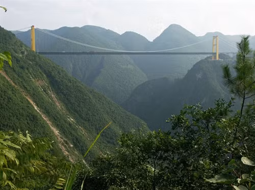 Cầu Severn, Anh: Cầu Severn khai trương năm 1966 và được dự đoán giúp mở ra một kỷ nguyên mới cho nền kinh tế Nam Wales. Cầu thay thế phà Aust, với tuyến đường M4 chạy dọc tới tận năm 1996 khi đường sang Second Severn đi vào hoạt động. Ảnh: Daily Mail. Cầu Humber, Anh: Khi hoàn tất vào năm 1981, đây là cầu treo dài nhất thế giới, với lượng dây thép đủ dài để quấn quanh trái đất 1,5 vòng. Hiện nay, đây vẫn là cây cầu treo dài thứ 8 thế giới và là cầu loại này lớn nhất ở Anh. Ảnh: Deviantart. Cầu Danyang-Kunshan, Trung Quốc: Cầu Danyang-Kunshan gây ấn tượng không nhờ vẻ đẹp mà nhờ chiều dài lên tới 164 km, đi qua các đồng lúa, hồ nước và sông. Ảnh: Lazerhorse. Cầu Akashi Kaikyō, Nhật Bản: Khi 2 phà chở khách chìm ở eo biển Akashi vào năm 1955 khiến 168 người thiệt mạng, chính phủ Nhật Bản đã xây một cây cầu qua vùng nước dữ này. Đây là cầu treo có đoạn giữa dài nhất, với tổng chiều dài cầu là 3.911 m. Ảnh: Famouswonders. Cầu cạn Millau, Pháp: Nếu là người sợ độ cao, bạn đừng nên nhìn xuống khi đi qua cầu Millau. Với chiều cao 343 m, cây cầu này còn cao hơn cả tháp Eiffel. Millau do kiến trúc sư Norman Foster thiết kế, khai trương năm 2004 và đoạt giải Công trình xuất sắc năm 2006. Ảnh: Highestbridges. Cầu Somerset, Bermuda: Có lịch sử từ năm 1620, đây là cầu kéo nhỏ nhất thế giới còn hoạt động. Cầu chỉ đủ chỗ cho thuyền nhỏ đi qua, nhưng là niềm tự hào quốc gia và xuất hiện trên đồng 5 đôla của Bermuda. Ảnh: Amusingplanet. Cầu Swinford, Anh: Bắc ngang sông Thames ở Oxfordshire, cây cầu tuyệt đẹp này thuộc sở hữu tư nhân và các lái xe phải trả tiền (5 xu) để đi qua đây. Mỗi ngày có khoảng 10.000 người đi qua Swinford. Ảnh: Telegraph. Cầu Golden Gate, Mỹ: Cây cầu treo biểu tượng này đã xuất hiện trong vô số phim của Mỹ. Golden Gate là cây cầu được chụp ảnh nhiều nhất thế giới, và là một trong các kỳ quan của thế giới hiện đại do Hội kỹ sư dân dụng Mỹ bình chọn. Ảnh: Hdwallpaperspop. Cầu Eshima Ohashi, Nhật Bản: Được gọi là “cầu tàu lượn”, Eshima Ohashi bắc qua hồ Nakaumi khiến người nhìn có cảm giác cây cầu dựng đứng. Ảnh: Huffington Post. Cầu Sidu, Trung Quốc: Bắc qua thung lũng sâu 500 m ở tỉnh Hồ Bắc, cầu sông Sidu là cây cầu nằm ở độ cao lớn nhất thế giới, thông xe từ năm 2009. Ảnh: Extremenature/Blogspot. Cầu Royal Gorge, Mỹ: Là cầu treo nằm ở độ cao lớn nhất Mỹ, Royal Gorge bắc qua hẻm núi sâu 91 m ở Colorado và cho du khách chiêm ngưỡng dòng sông Arkansas hùng vĩ. Khai trương năm 1929, cây cầu không chỉ phục vụ giao thông mà còn trở thành điểm tham quan hút khách. Ảnh: Bridgehunter. Cầu qua hồ Pontchartrain, Mỹ: Cây cầu ở phía nam Louisiana này dài 38,6 km và đi qua một trong những hồ nước nổi tiếng nhất Mỹ, nơi tạo cảm hứng cho vô số tác phẩm văn học, âm nhạc và điện ảnh. Ảnh: CNN. Cầu Vasco da Gama, Bồ Đào Nha: Đây là cây cầu dài nhất châu Âu (gồm cả phần trên cạn), với chiều dài 17,2 km. Cây cầu được đặt theo tên nhà thám hiểm nổi tiếng của Bồ Đào Nha, người châu Âu đầu tiên tới Ấn Độ bằng đường biển. Cầu bắc qua sông Tagus gần Lisbon. Ảnh: Memoriaexpo98. Cầu Pons Fabricius, Italy: Đứng vững sau nhiều thế kỷ, cây cầu Pons Fabricius ở Rome được xây dựng năm 62 trước Công nguyên và là cây cầu cổ nhất thế giới. Ảnh: Pbase.