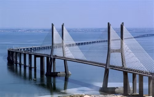 Cầu Severn, Anh: Cầu Severn khai trương năm 1966 và được dự đoán giúp mở ra một kỷ nguyên mới cho nền kinh tế Nam Wales. Cầu thay thế phà Aust, với tuyến đường M4 chạy dọc tới tận năm 1996 khi đường sang Second Severn đi vào hoạt động. Ảnh: Daily Mail. Cầu Humber, Anh: Khi hoàn tất vào năm 1981, đây là cầu treo dài nhất thế giới, với lượng dây thép đủ dài để quấn quanh trái đất 1,5 vòng. Hiện nay, đây vẫn là cây cầu treo dài thứ 8 thế giới và là cầu loại này lớn nhất ở Anh. Ảnh: Deviantart. Cầu Danyang-Kunshan, Trung Quốc: Cầu Danyang-Kunshan gây ấn tượng không nhờ vẻ đẹp mà nhờ chiều dài lên tới 164 km, đi qua các đồng lúa, hồ nước và sông. Ảnh: Lazerhorse. Cầu Akashi Kaikyō, Nhật Bản: Khi 2 phà chở khách chìm ở eo biển Akashi vào năm 1955 khiến 168 người thiệt mạng, chính phủ Nhật Bản đã xây một cây cầu qua vùng nước dữ này. Đây là cầu treo có đoạn giữa dài nhất, với tổng chiều dài cầu là 3.911 m. Ảnh: Famouswonders. Cầu cạn Millau, Pháp: Nếu là người sợ độ cao, bạn đừng nên nhìn xuống khi đi qua cầu Millau. Với chiều cao 343 m, cây cầu này còn cao hơn cả tháp Eiffel. Millau do kiến trúc sư Norman Foster thiết kế, khai trương năm 2004 và đoạt giải Công trình xuất sắc năm 2006. Ảnh: Highestbridges. Cầu Somerset, Bermuda: Có lịch sử từ năm 1620, đây là cầu kéo nhỏ nhất thế giới còn hoạt động. Cầu chỉ đủ chỗ cho thuyền nhỏ đi qua, nhưng là niềm tự hào quốc gia và xuất hiện trên đồng 5 đôla của Bermuda. Ảnh: Amusingplanet. Cầu Swinford, Anh: Bắc ngang sông Thames ở Oxfordshire, cây cầu tuyệt đẹp này thuộc sở hữu tư nhân và các lái xe phải trả tiền (5 xu) để đi qua đây. Mỗi ngày có khoảng 10.000 người đi qua Swinford. Ảnh: Telegraph. Cầu Golden Gate, Mỹ: Cây cầu treo biểu tượng này đã xuất hiện trong vô số phim của Mỹ. Golden Gate là cây cầu được chụp ảnh nhiều nhất thế giới, và là một trong các kỳ quan của thế giới hiện đại do Hội kỹ sư dân dụng Mỹ bình chọn. Ảnh: Hdwallpaperspop. Cầu Eshima Ohashi, Nhật Bản: Được gọi là “cầu tàu lượn”, Eshima Ohashi bắc qua hồ Nakaumi khiến người nhìn có cảm giác cây cầu dựng đứng. Ảnh: Huffington Post. Cầu Sidu, Trung Quốc: Bắc qua thung lũng sâu 500 m ở tỉnh Hồ Bắc, cầu sông Sidu là cây cầu nằm ở độ cao lớn nhất thế giới, thông xe từ năm 2009. Ảnh: Extremenature/Blogspot. Cầu Royal Gorge, Mỹ: Là cầu treo nằm ở độ cao lớn nhất Mỹ, Royal Gorge bắc qua hẻm núi sâu 91 m ở Colorado và cho du khách chiêm ngưỡng dòng sông Arkansas hùng vĩ. Khai trương năm 1929, cây cầu không chỉ phục vụ giao thông mà còn trở thành điểm tham quan hút khách. Ảnh: Bridgehunter. Cầu qua hồ Pontchartrain, Mỹ: Cây cầu ở phía nam Louisiana này dài 38,6 km và đi qua một trong những hồ nước nổi tiếng nhất Mỹ, nơi tạo cảm hứng cho vô số tác phẩm văn học, âm nhạc và điện ảnh. Ảnh: CNN. Cầu Vasco da Gama, Bồ Đào Nha: Đây là cây cầu dài nhất châu Âu (gồm cả phần trên cạn), với chiều dài 17,2 km. Cây cầu được đặt theo tên nhà thám hiểm nổi tiếng của Bồ Đào Nha, người châu Âu đầu tiên tới Ấn Độ bằng đường biển. Cầu bắc qua sông Tagus gần Lisbon. Ảnh: Memoriaexpo98. Cầu Pons Fabricius, Italy: Đứng vững sau nhiều thế kỷ, cây cầu Pons Fabricius ở Rome được xây dựng năm 62 trước Công nguyên và là cây cầu cổ nhất thế giới. Ảnh: Pbase.